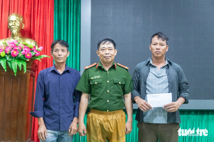 Một tiếng rưỡi nghẹt thở giải cứu 7 ngư dân trên tàu mắc cạn giữa sóng bạc đầu - Ảnh 1.