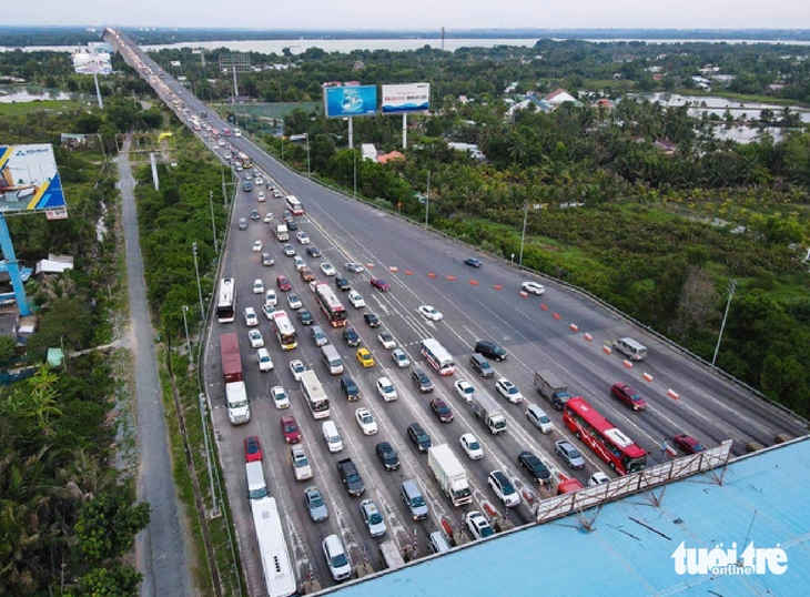 Đến hạn 1-10, xe doanh nghiệp vẫn được dùng tài khoản thu phí VETC, ePass qua trạm - Ảnh 1.