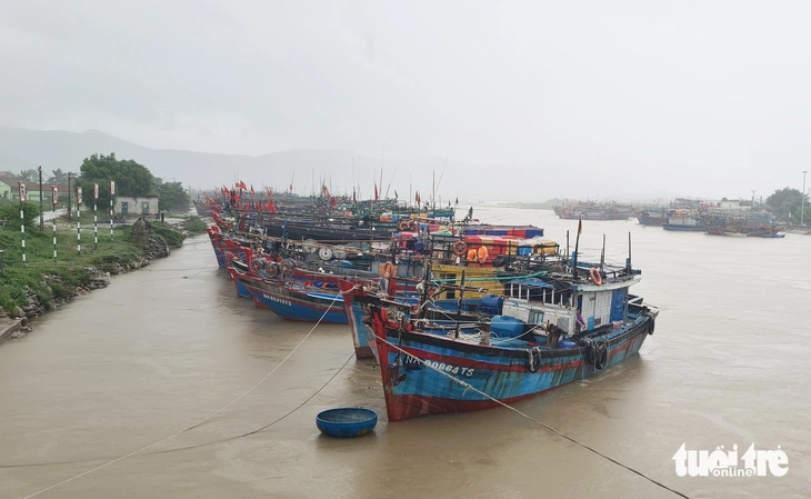 Phó thủ tướng Trần Hồng Hà kiểm tra ứng phó bão Bualoi ở Nghệ An, Hà Tĩnh - Ảnh 2.