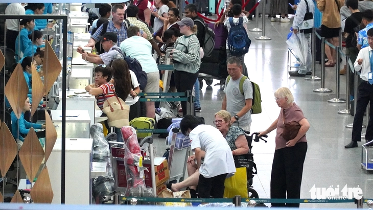 Hàng ngàn khách chờ tại sân bay Đà Nẵng vì bão số 10 làm trễ chuyến hàng loạt - Ảnh 2.