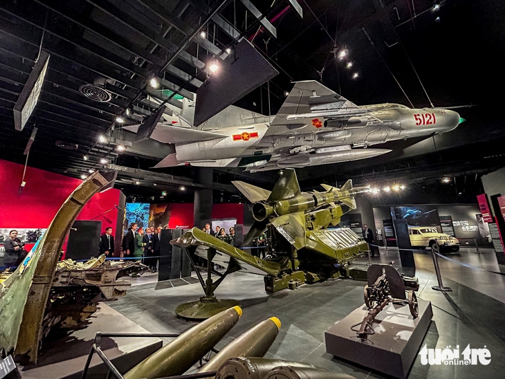 Chủ tịch Duma quốc gia Nga xem MiG-21, hiện vật lịch sử của Việt Nam - Ảnh 5.