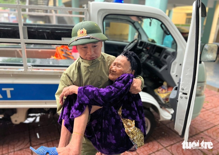 Bà con đi trú bão Bualoi âu lo mái nhà sau bão - Ảnh 1.