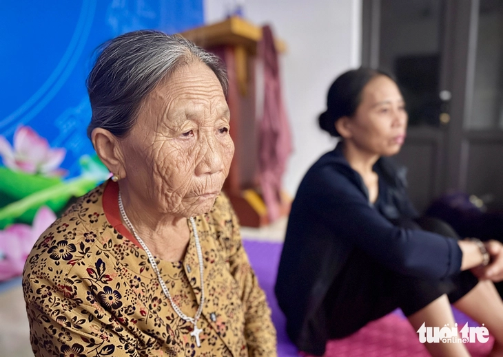 Bà con đi trú bão Bualoi âu lo mái nhà sau bão - Ảnh 2.