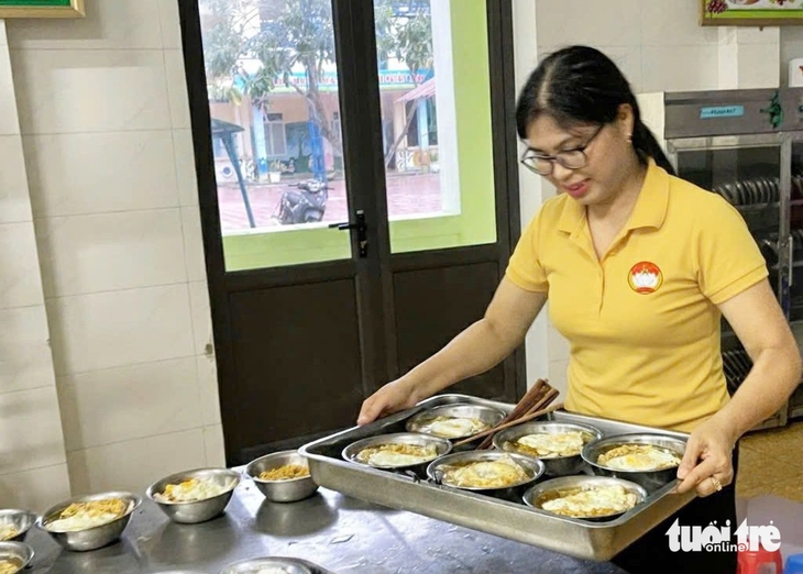Bà con đi trú bão Bualoi âu lo mái nhà sau bão - Ảnh 3.