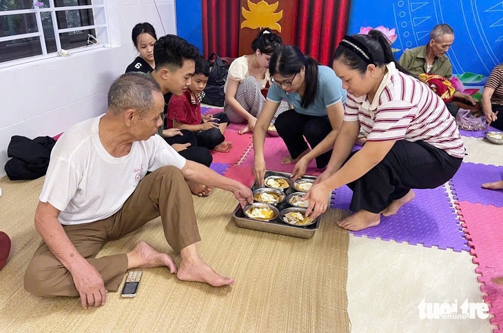 Bà con đi trú bão Bualoi âu lo mái nhà sau bão - Ảnh 5.