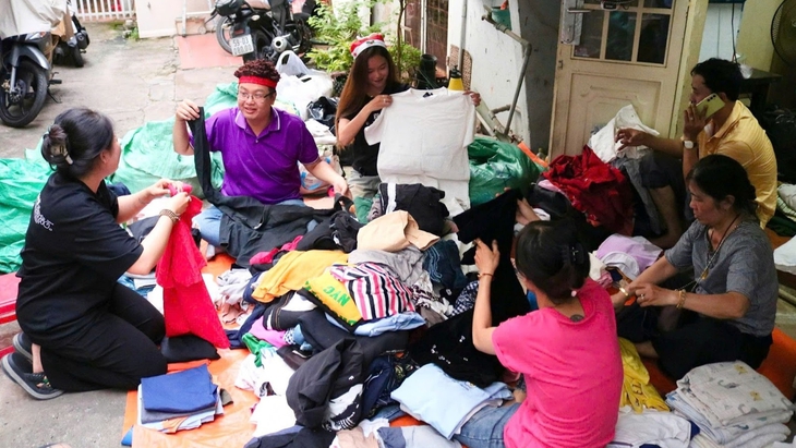 Những chuyến xe đêm gom góp sự tử tế từ những bộ đồ cũ  - Ảnh 1.