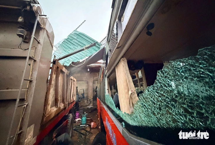 Storm Bualoi: Ha Tinh and Nghe An are in disarray after the storm, with heavy rain and wind - Photo 4.