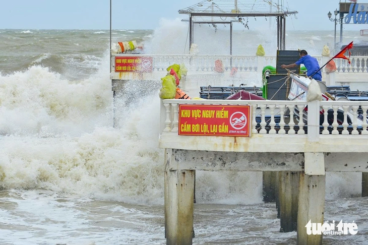 Bão Bualoi: Hà Tĩnh, Nghệ An, Quảng Trị ngổn ngang, mưa gió tơi bời - Ảnh 32.