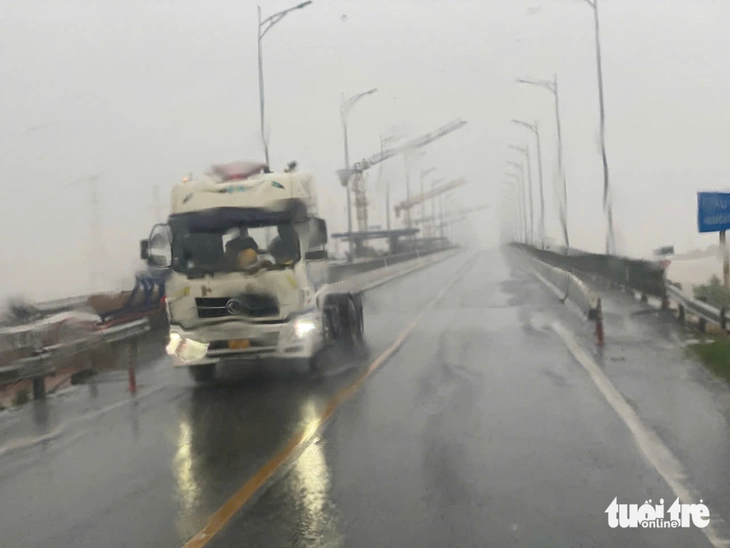 Bão Bualoi: Hà Tĩnh, Nghệ An, Quảng Trị ngổn ngang, mưa gió tơi bời - Ảnh 38.