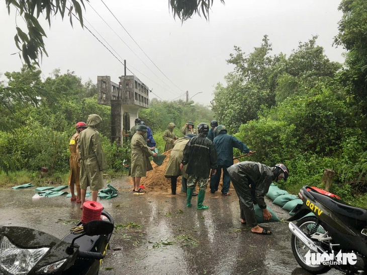 Bão Bualoi: Hà Tĩnh, Nghệ An, Quảng Trị ngổn ngang, mưa gió tơi bời - Ảnh 42.