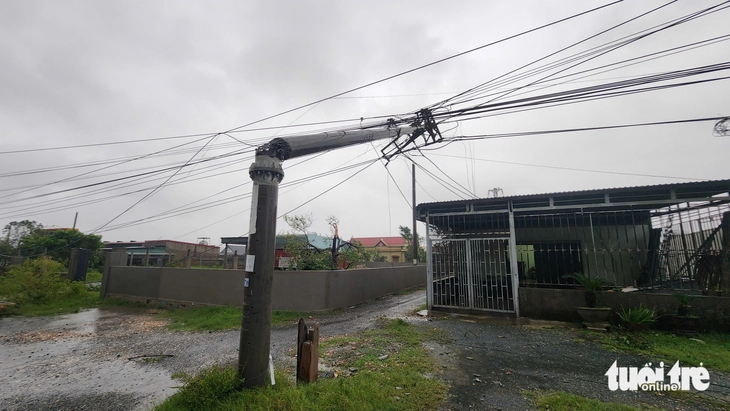 Bão Bualoi: Hà Tĩnh, Nghệ An, Quảng Trị ngổn ngang, mưa gió tơi bời - Ảnh 12.
