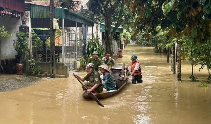 Công an Thanh Hóa gặt lúa giúp dân, hỗ trợ dân đi tránh bão số 10 - Ảnh 5.