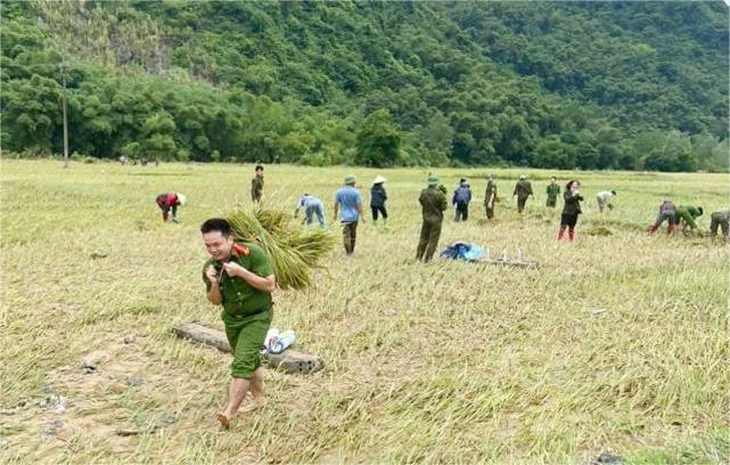 Công an Thanh Hóa gặt lúa giúp dân, hỗ trợ dân đi tránh bão số 10 - Ảnh 4.