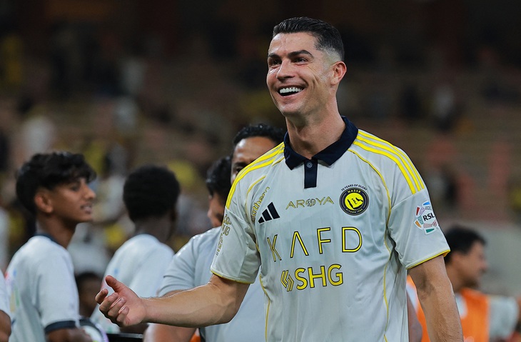 HLV 'bay ghế' sau khi bị Ronaldo sút tung lưới - Ảnh 2.