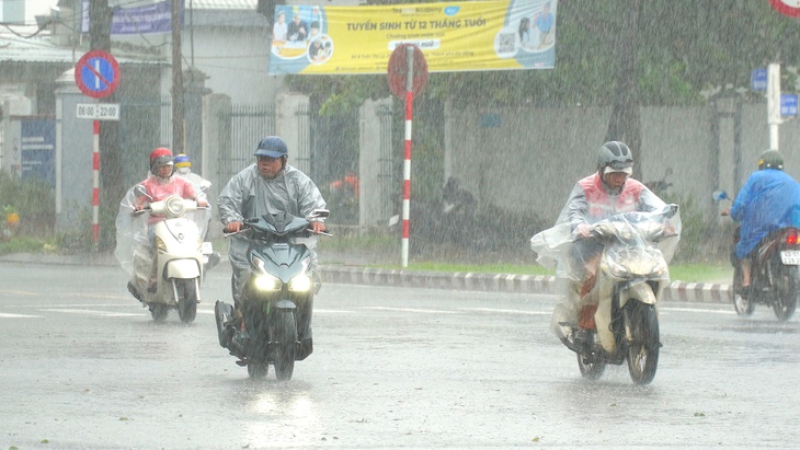 Đà Nẵng: 1 người bơi qua sông bị nước cuốn mất tích, hơn 100 người vào rừng chưa thể về nhà - Ảnh 1.