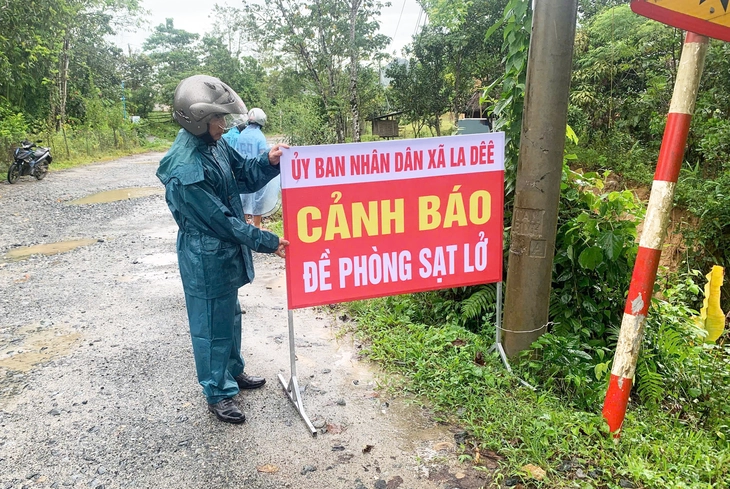 Đường miền núi Đà Nẵng sạt lở, người mất tích khi vào rừng tìm tổ ong - Ảnh 4.