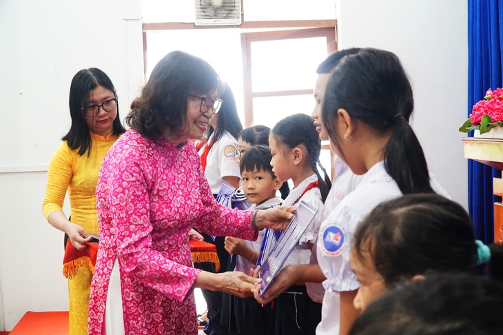 Hơn 1.000 suất học bổng khuyến học trao tặng học trò nghèo Khánh Hòa - Ảnh 1.
