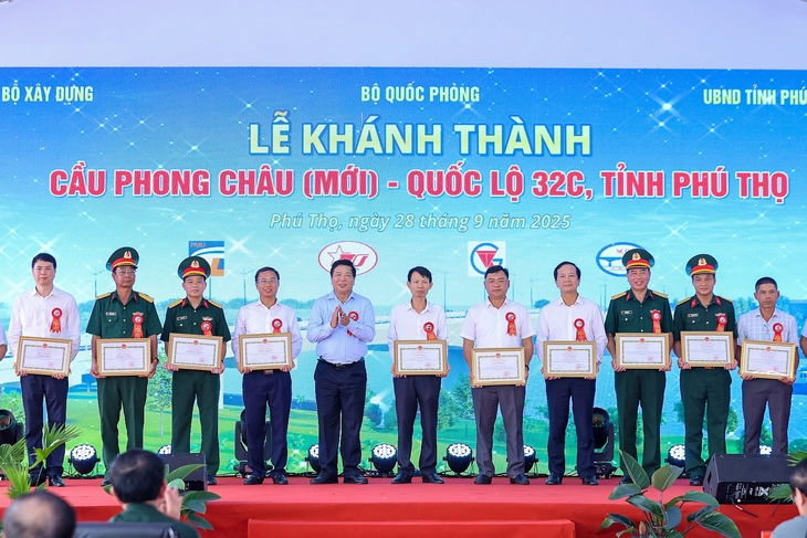 Khánh thành cầu Phong Châu mới sớm 3 tháng, tiết kiệm 196 tỉ đồng - Ảnh 2.