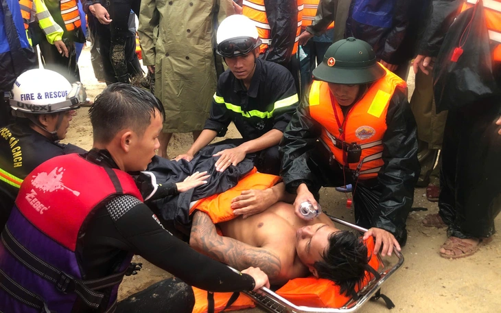 Thoát chết ngoạn mục giữa sóng dữ bão Bualoi: Ngư dân kể giây phút sinh tử - Ảnh 4.