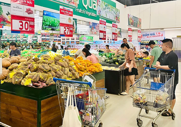 Siêu thị tăng hàng thiết yếu trong mùa bão - Ảnh 1.