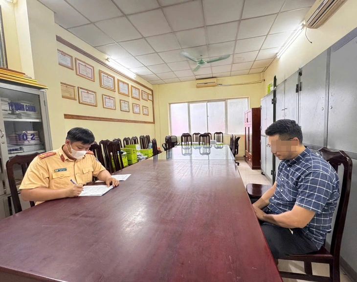 Xử phạt người đàn ông hùng hổ đạp vào xe máy của phụ nữ sau va chạm - Ảnh 2.