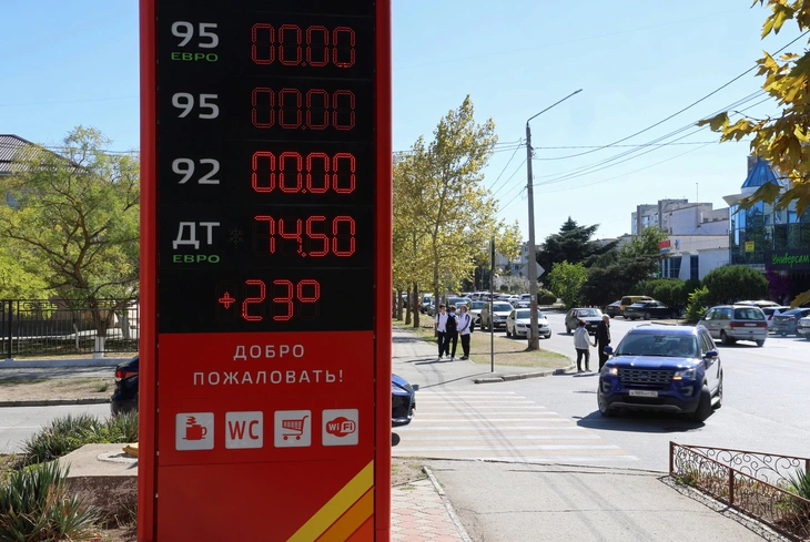 Crimea thuộc Nga bán xăng dầu theo định mức do thiếu hụt - Ảnh 1.
