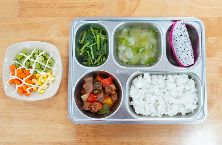 Để rau xanh thành ‘niềm vui bữa trưa’ của học sinh - Ảnh 2. Để rau xanh thành ‘niềm vui bữa trưa’ của học sinh - Ảnh 2.