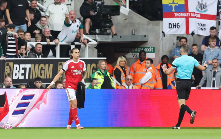 Hậu vệ Arsenal lấy khăn mặt của đối thủ để lau bóng - Ảnh 1.