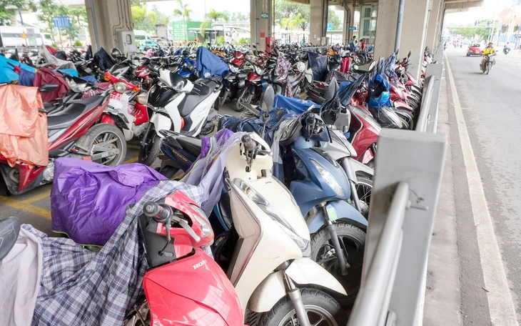 'Đỏ mắt' tìm chỗ giữ xe, trong khi gầm cầu thành nơi đổ rác - Ảnh 8.