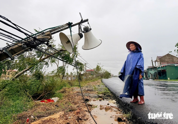 Bão Bualoi: Hà Tĩnh, Nghệ An, Quảng Trị ngổn ngang, mưa gió tơi bời - Ảnh 9.