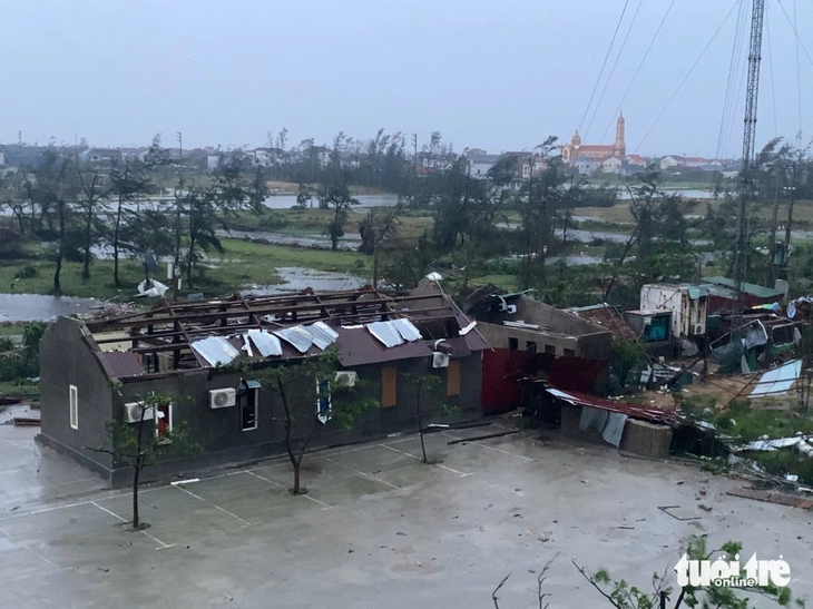 Bão Bualoi: Hà Tĩnh, Nghệ An, Quảng Trị ngổn ngang, mưa gió tơi bời - Ảnh 15.