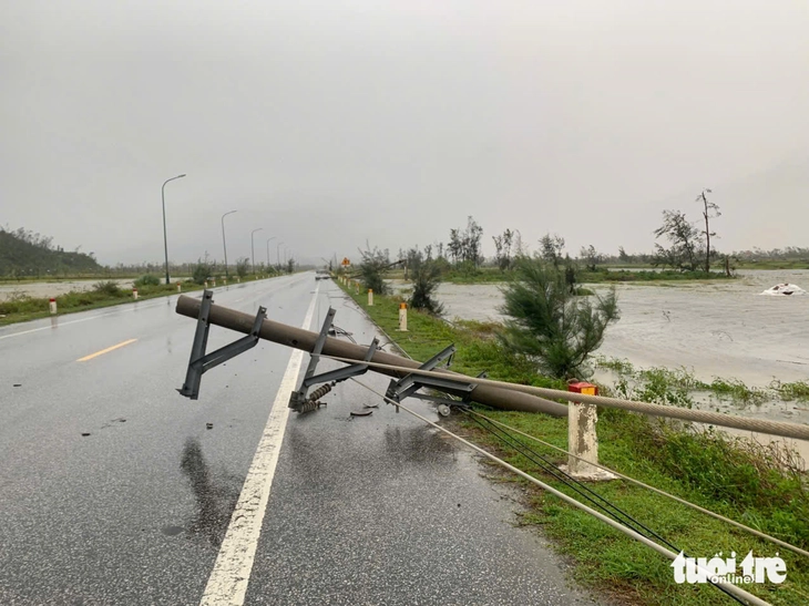 Bão Bualoi: Hà Tĩnh, Nghệ An, Quảng Trị ngổn ngang, mưa gió tơi bời - Ảnh 6.