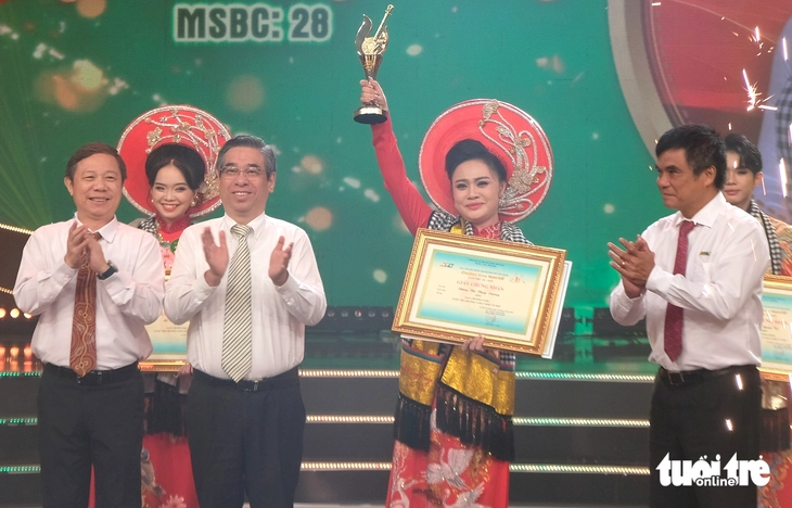 Đặng Thị Thùy Dương, cô gái diễn vai độc mùi, đoạt Chuông vàng vọng cổ 2025 - Ảnh 1.