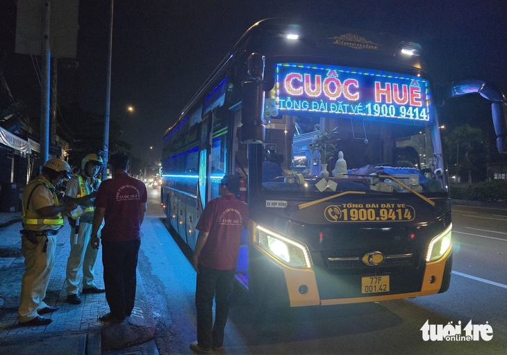 Xe khách hợp đồng 'trá hình' đón khách gần bến xe, ngay tại văn phòng ở TP.HCM - Ảnh 2.
