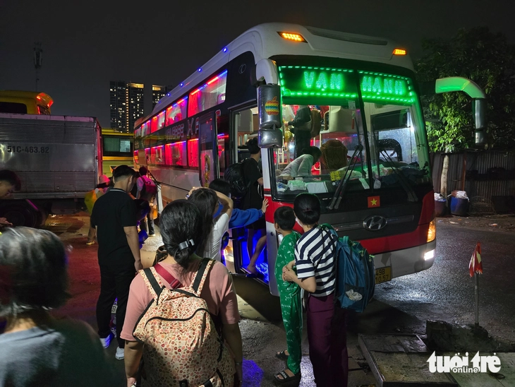 Xe khách hợp đồng 'trá hình' đón khách gần bến xe, ngay tại văn phòng ở TP.HCM - Ảnh 6.