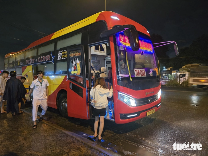 Xe khách hợp đồng 'trá hình' đón khách gần bến xe, ngay tại văn phòng ở TP.HCM - Ảnh 9.