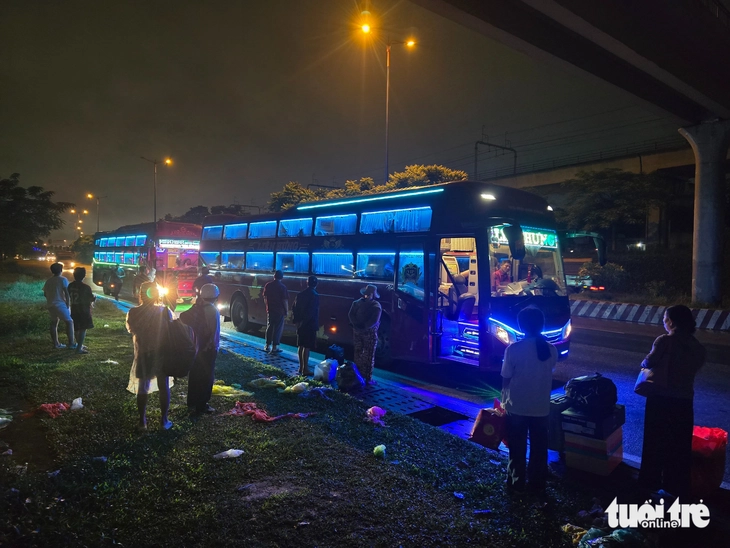 Xe khách hợp đồng 'trá hình' đón khách gần bến xe, ngay tại văn phòng ở TP.HCM - Ảnh 11.