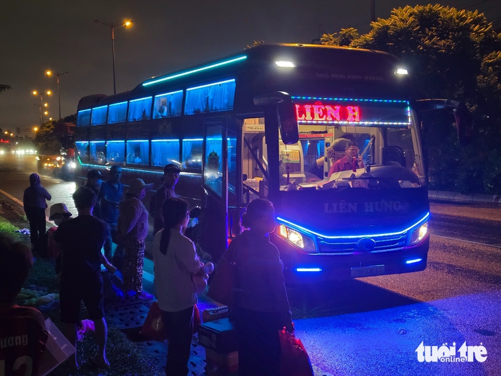 Xe khách hợp đồng 'trá hình' đón khách gần bến xe, ngay tại văn phòng ở TP.HCM - Ảnh 12.