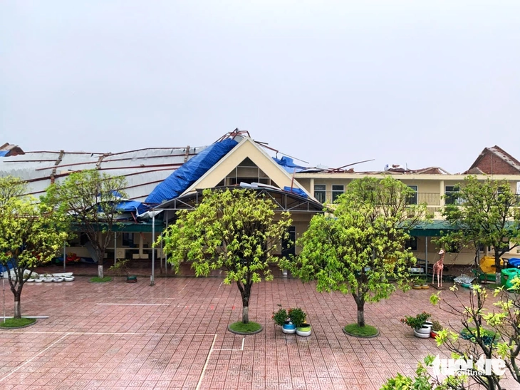 Hiệu trưởng bàng hoàng chứng kiến ngôi trường tan hoang do bão Bualoi - Ảnh 1.