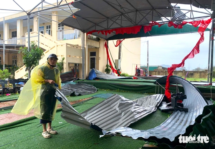 Hiệu trưởng bàng hoàng chứng kiến ngôi trường tan hoang do bão Bualoi - Ảnh 2.