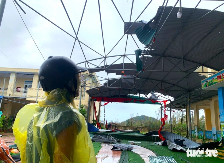 Hiệu trưởng bàng hoàng chứng kiến ngôi trường tan hoang do bão Bualoi - Ảnh 4.