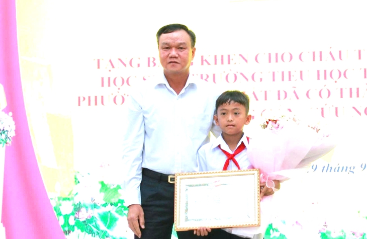 Khen thưởng cậu bé cứu bạn trong vụ thảm án - Ảnh 1.