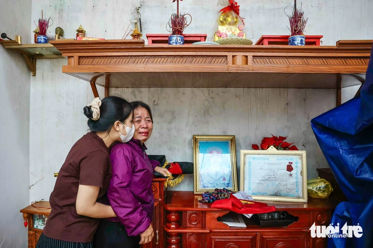 Người phụ nữ làng chài vừa mất chồng, nay nóc nhà cũng theo bão bay đi - Ảnh 3.