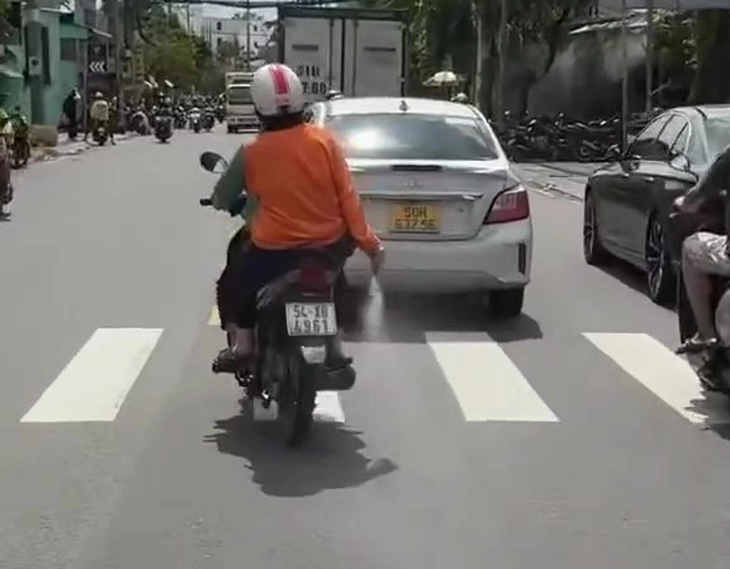 Xác minh clip người phụ nữ liên tục rải bột trắng 'lạ' xuống đường  - Ảnh 1.