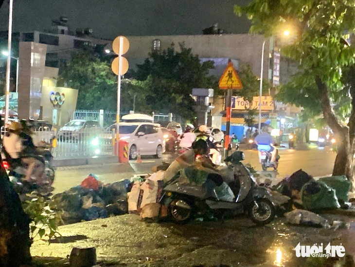 Bức xúc bãi rác tự phát trên đường Nguyễn Văn Lượng dọn xong lại 'mọc' - Ảnh 2.