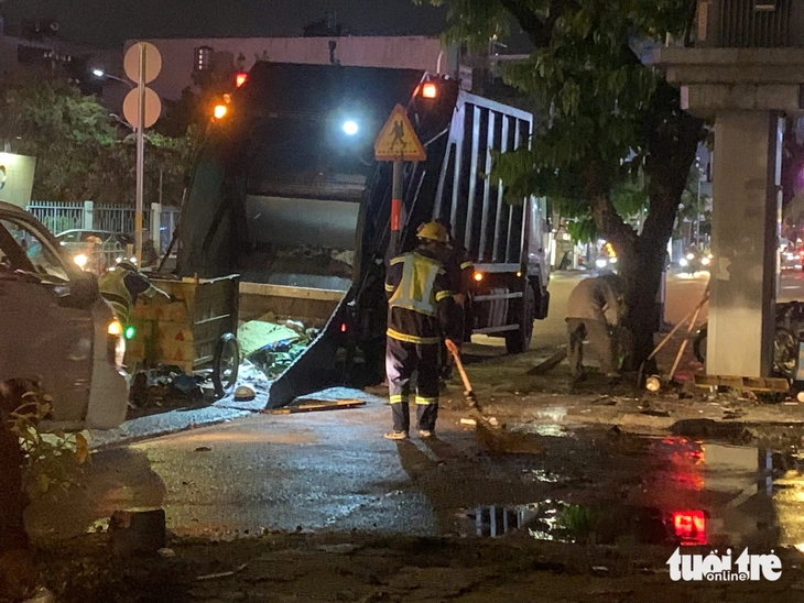 Bức xúc bãi rác tự phát trên đường Nguyễn Văn Lượng dọn xong lại 'mọc' - Ảnh 7.