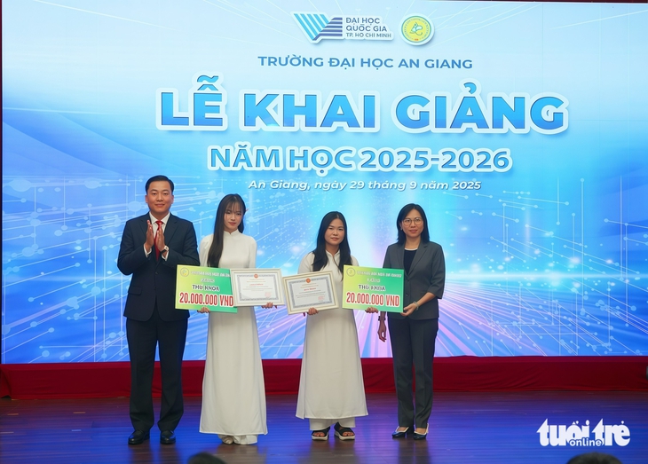 Trao Giải thưởng Trần Văn Giàu cho 2 cá nhân ở Trường đại học An Giang - Ảnh 1.