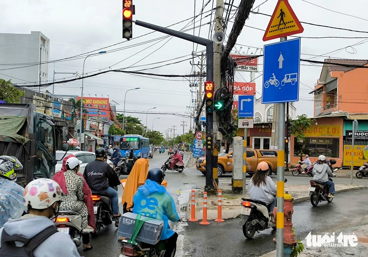 TP.HCM gọt vỉa hè mở thêm lối rẽ phải, xe cộ thoát nhanh hơn - Ảnh 2.