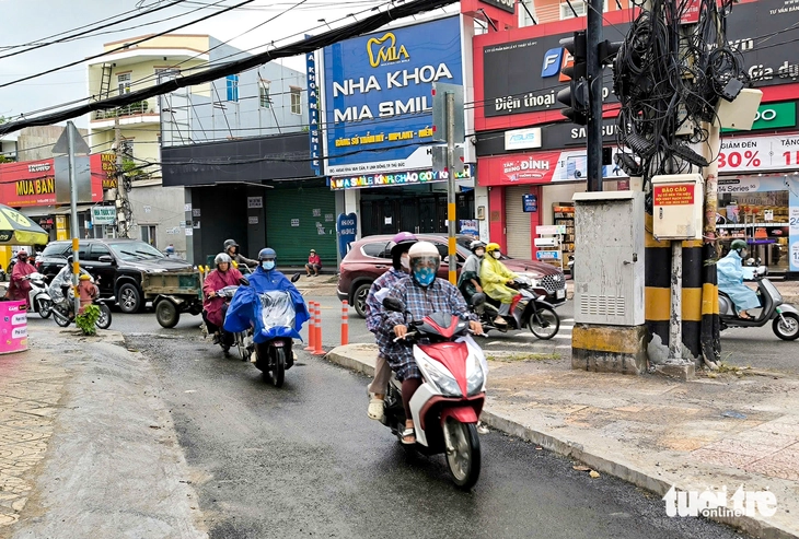 TP.HCM gọt vỉa hè mở thêm lối rẽ phải, xe cộ thoát nhanh hơn - Ảnh 4.