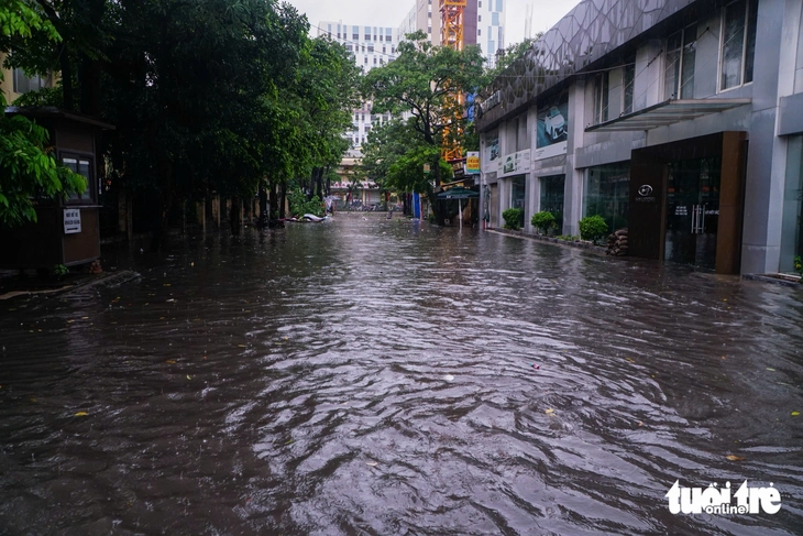 Mưa to cả ngày, phố phường Hà Nội ngập sâu - Ảnh 2.